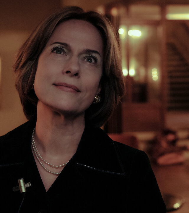 "Ku'damm 77": Caterina Schöllack (Claudia Michelsen) steht am Fenster und sieht glücklich und sorglos in die Ferne.