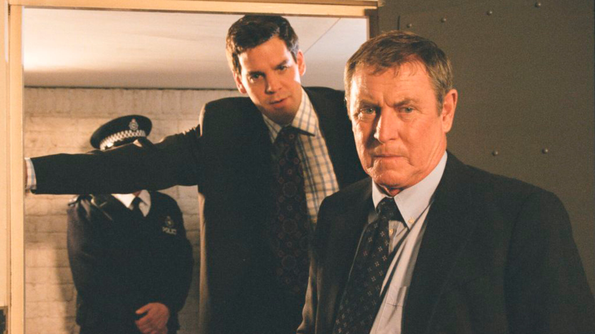 "Inspector Barnaby - Blick in den Schrecken": DS Dan Scott (John Hopkins) und DCI Tom Barnaby (John Nettles) kommen am Tatort an.