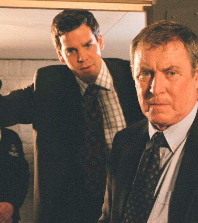 "Inspector Barnaby - Blick in den Schrecken": DS Dan Scott (John Hopkins) und DCI Tom Barnaby (John Nettles) kommen am Tatort an.