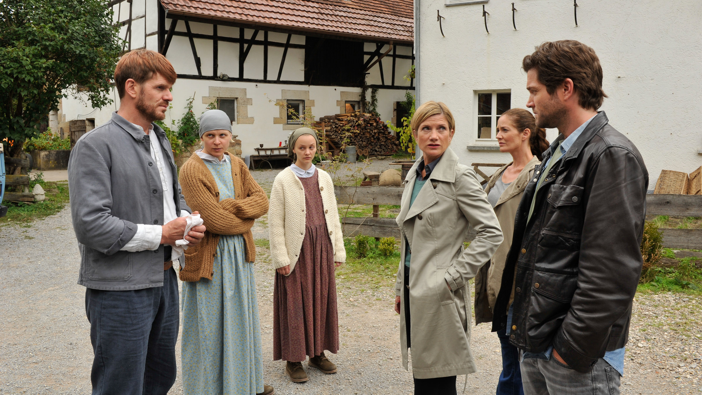 "SOKO Stuttgart - Die Söhne Abrahams": Tobias Herschel (Roger Ditter), Maria Tesche (Anne Müller) und Tabea Tesche (Mathilde Bundschuh) werden von Martina Seiffert (Astrid M. Fünderich), Selma Kirsch (Yve Burbach) und Jo Stoll (Peter Ketnath) auf ihrem Hof befragt.