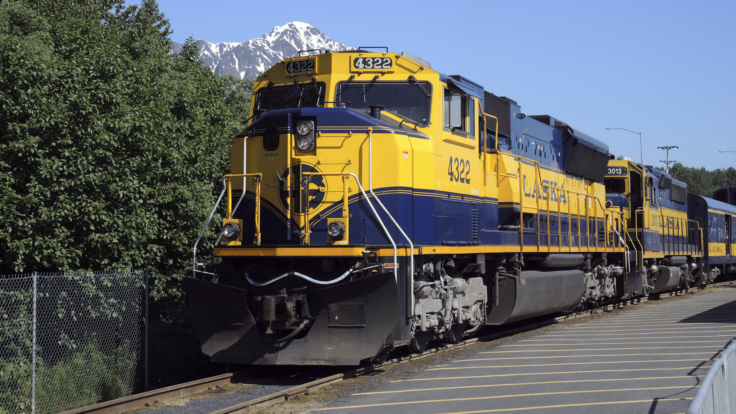 "Alaska - Mit dem Zug durch die Wildnis": Ein Zug der Alaska Railroad vor atemberaubender Kulisse.