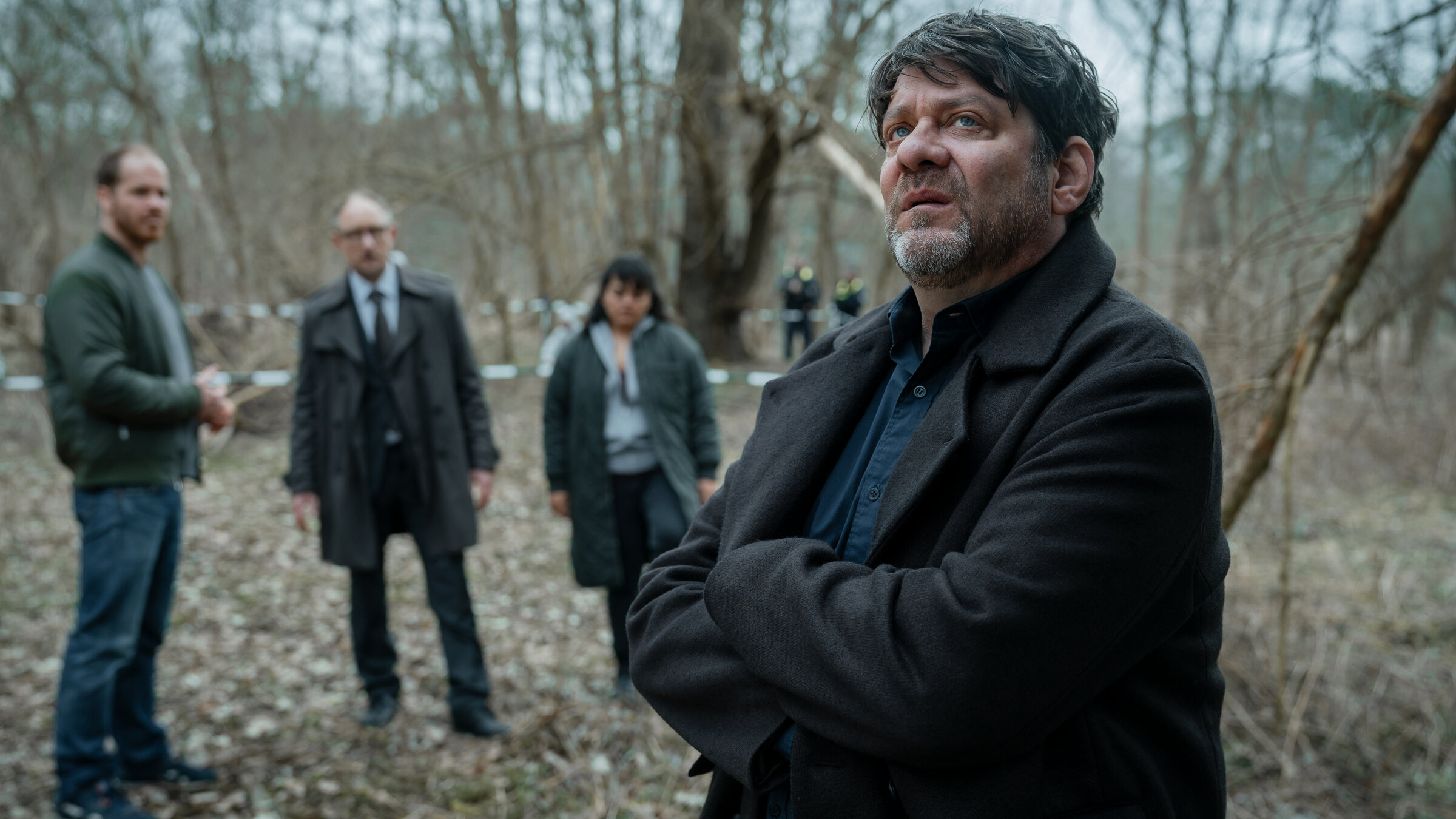 "Der Kommissar und die Angst": Eli Wiesner (Marc Ben Puch), Ulf Mattuschek (Michael Schenk), Frauke Buhr (Sara Fazilat) und Martin Brühl (Roeland Wiesnekker) stehen zusammen im Wald.