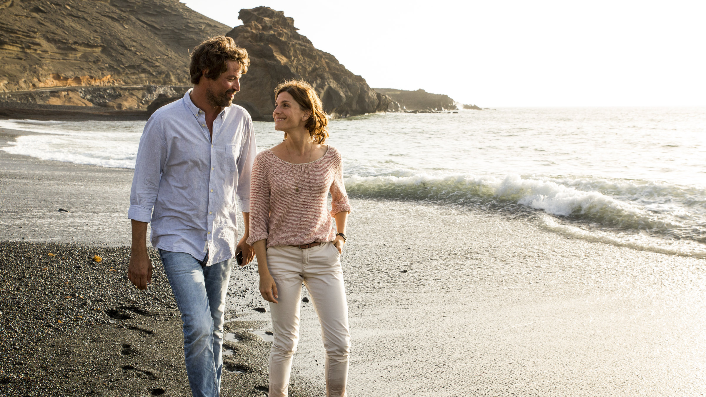 "Ein Sommer auf Lanzarote": Jule (Christina Hecke) und Juan (Fabian Joest Passamonte) laufen am Strand entlang.