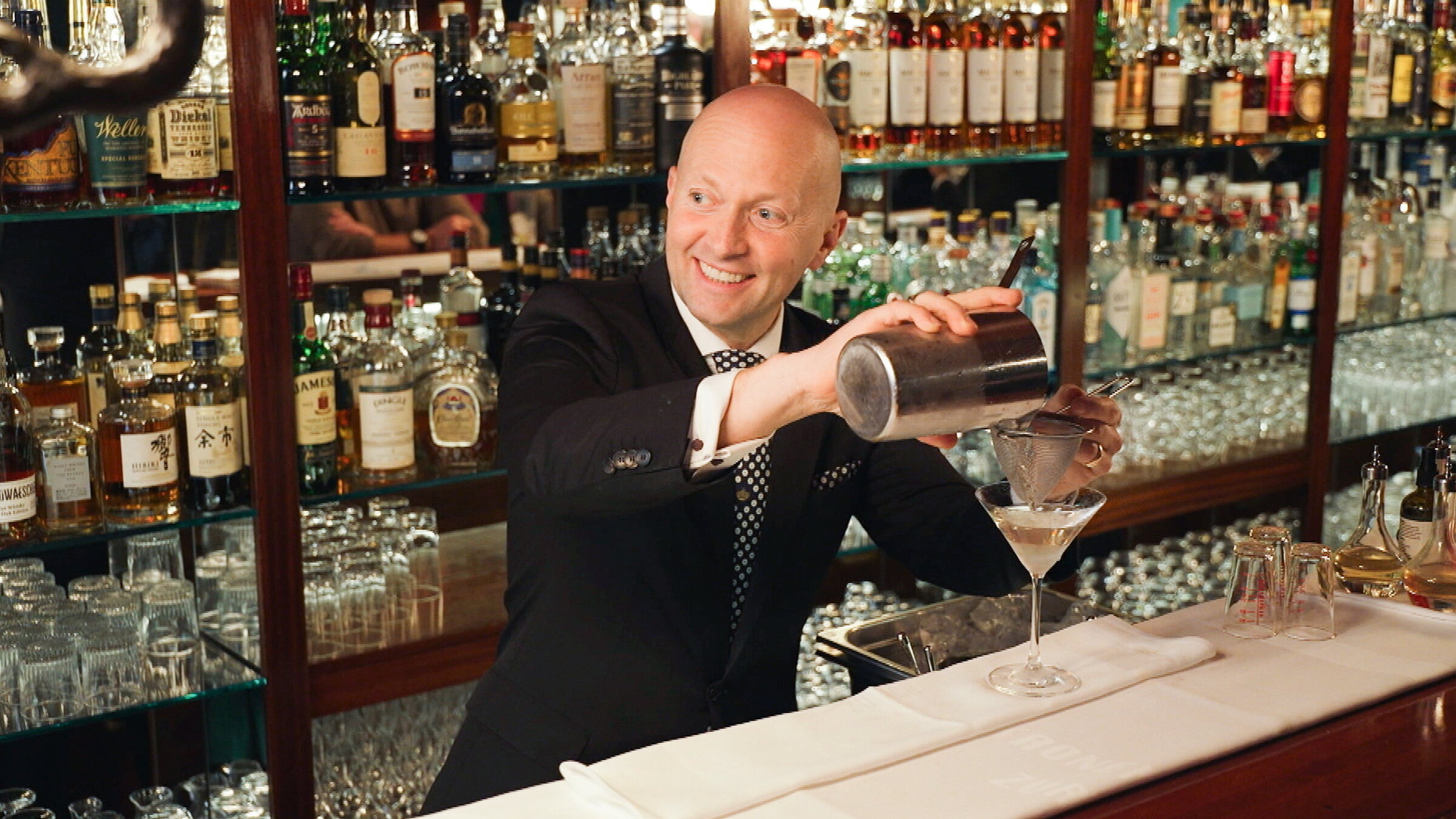 "Inside Kronenhalle – Luxus und Tradition im Kultrestaurant - Folge 3": Christian Heiss, Chef de Bar in der Kronenhalle-Bar. Neben dieser Tätigkeit ist Heiss auch Mentaltrainer und Yogalehrer.