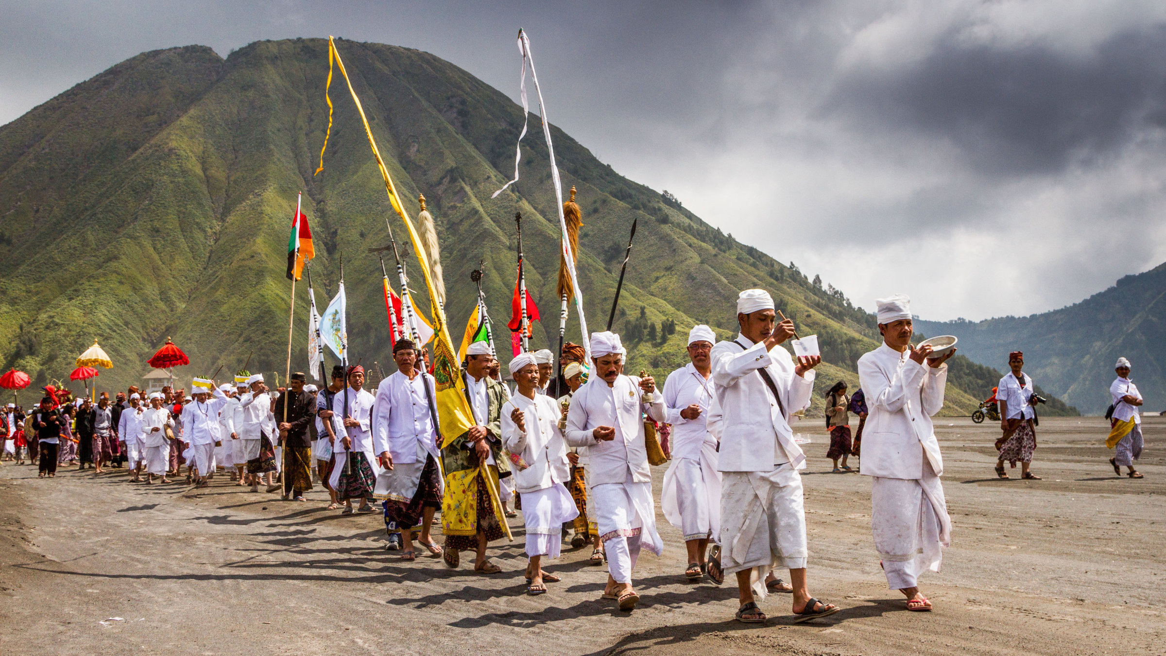"Magie des Monsuns: Leben mit Extremen" - Das Kassada Festival auf dem Mount Bromo in Indonesien.