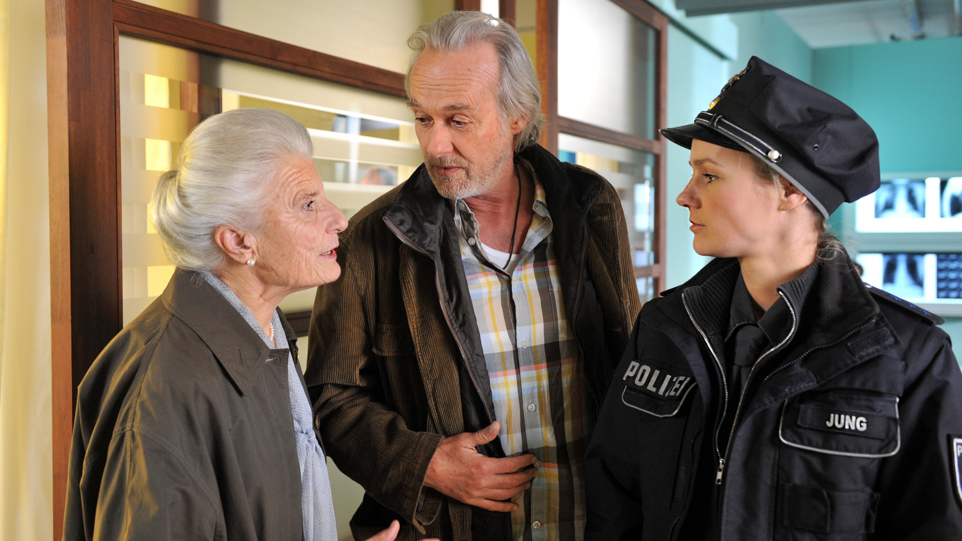 "Notruf Hafenkante - Der Soldat": Lutz Vogel (Siemen Rühaak) und die Großmutter (Luise Deschauer) unterhalten sich mit Franzi (Rhea Harder).