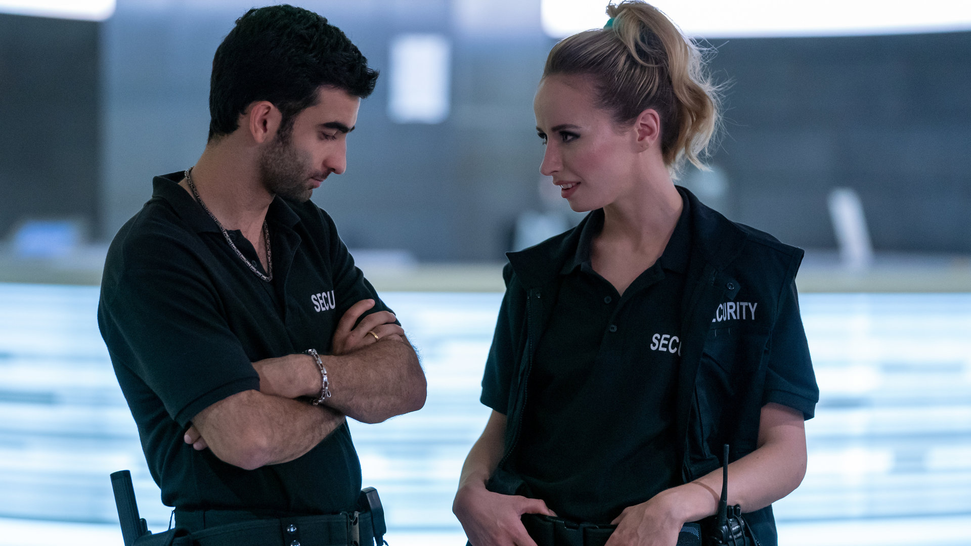"Letzte Spur Berlin - Sehnsucht": Rami Al-Rif (Salah Massoud) steht mit überkreuzten Armen seiner Kollegin Caroline "Caro" Hilmer (Mira Elisa Goeres) gegenüber. Sie schaut ihn liebevoll an.