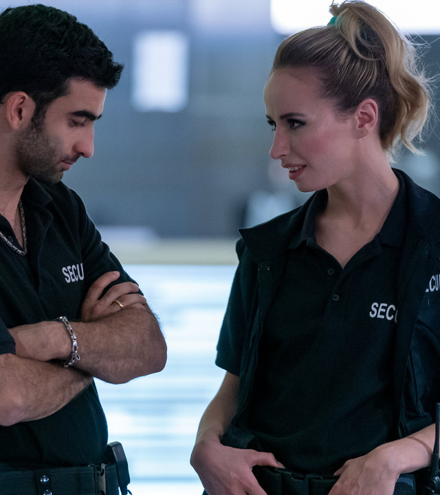 "Letzte Spur Berlin - Sehnsucht": Rami Al-Rif (Salah Massoud) steht mit überkreuzten Armen seiner Kollegin Caroline "Caro" Hilmer (Mira Elisa Goeres) gegenüber. Sie schaut ihn liebevoll an.
