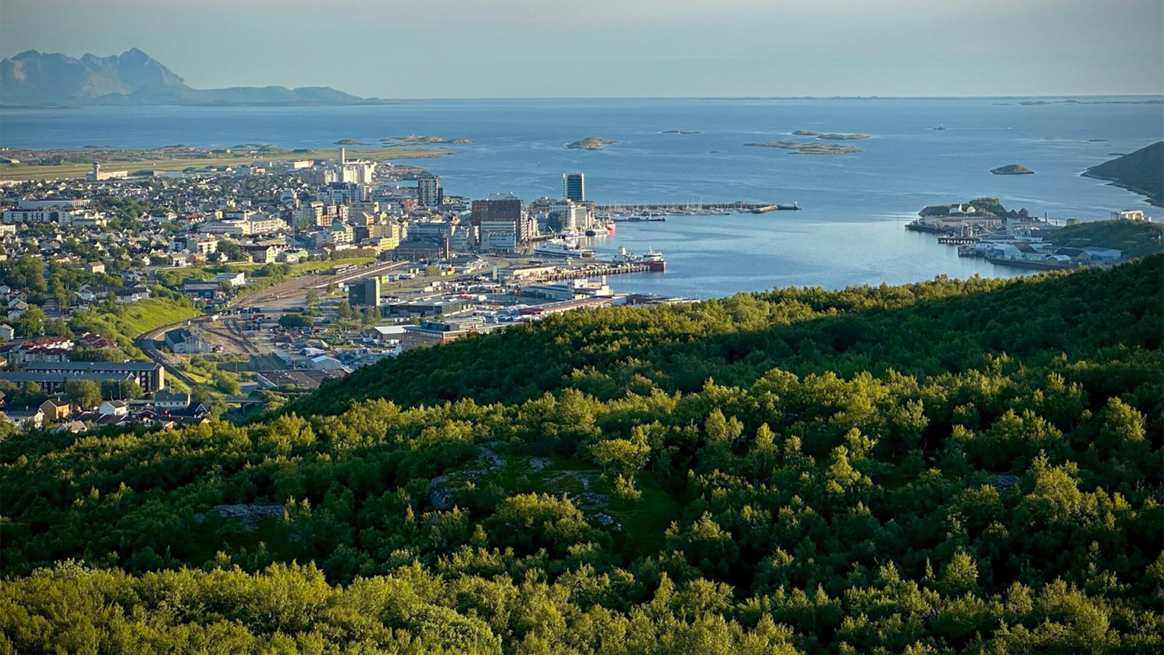 "Unter der Mitternachtssonne: Die Kulturhauptstadt Bodø": Totale Bodø, Norwegen, Mitternachtssonne.