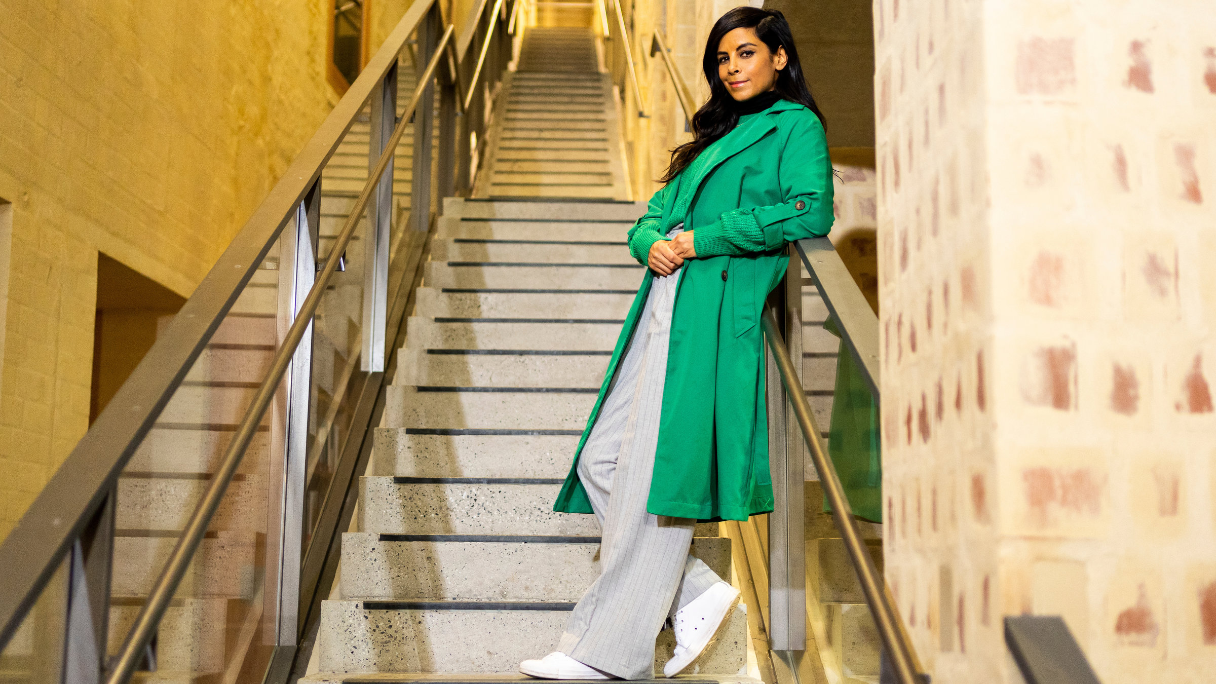 "Wenn das Unmögliche wahr wird - Wie Wunder unser Leben verändern": Collien Ulmen-Fernandes steht auf einer Treppe und lächelt in die Kamera.