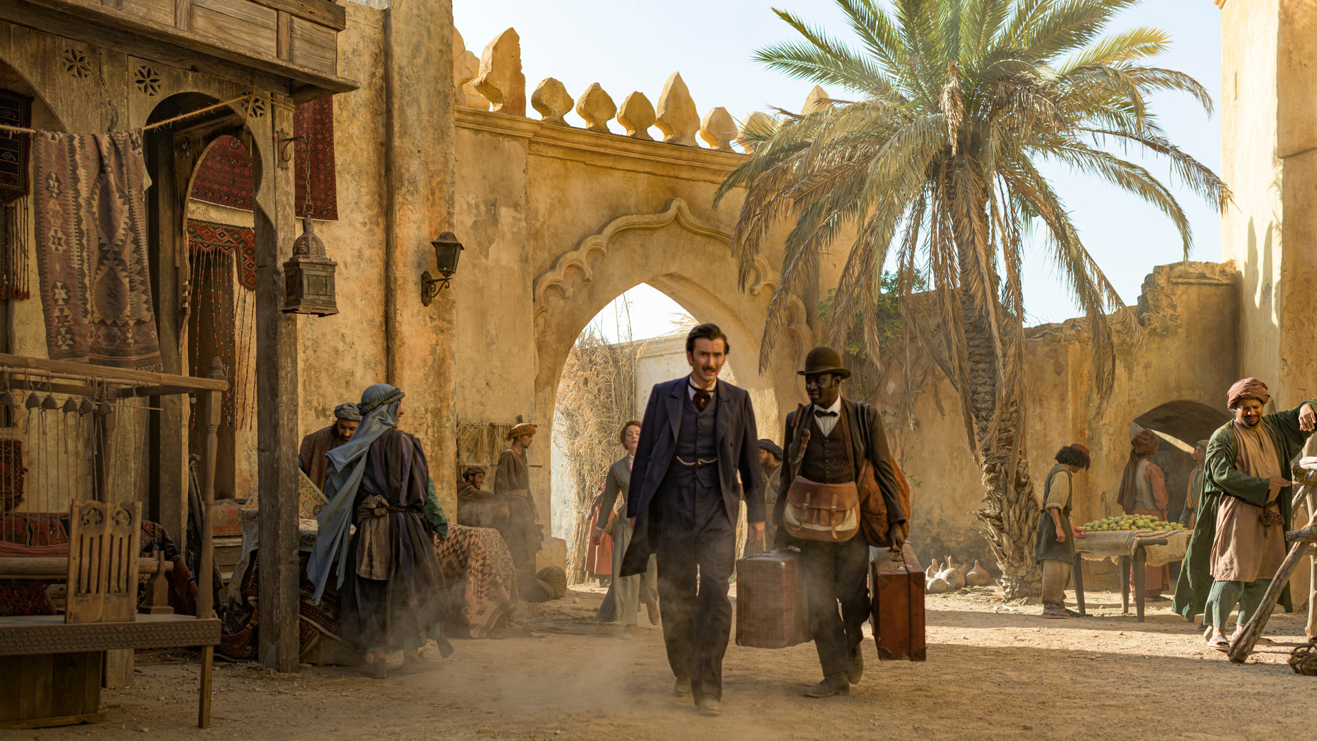 "In 80 Tagen um die Welt (3)": Voller Elan betritt Phileas Fogg (David Tennant) einen Marktplatz einer Stadt im Jemen. Sein Diener Passepartout (Ibrahim Koma) folgt ihm mit zwei schweren Koffern.