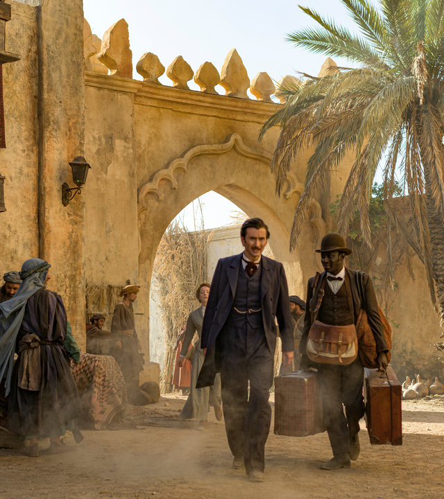 "In 80 Tagen um die Welt (3)": Voller Elan betritt Phileas Fogg (David Tennant) einen Marktplatz einer Stadt im Jemen. Sein Diener Passepartout (Ibrahim Koma) folgt ihm mit zwei schweren Koffern.