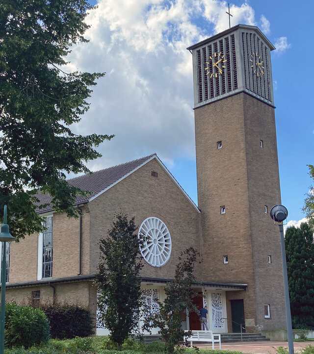 "Katholischer Gottesdienst - Die Gebote Gottes": Außenansicht der katholischen Kirche Herz Jesu in Kettenkamp