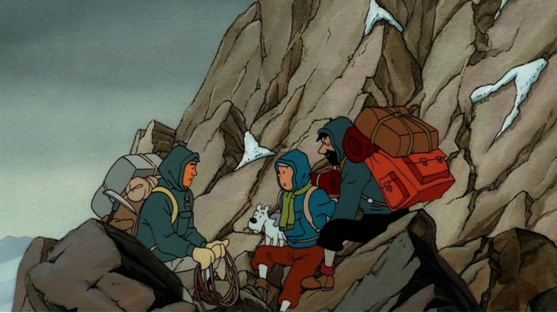 "Tim und Struppi - Tim in Tibet (2)": Tim, Kapitän Haddock und Tharkey sitzen mit ihrem Wandergepäck zwischen den Felsen eines Berges. Neben Tim hat Struppi Platz genommen.