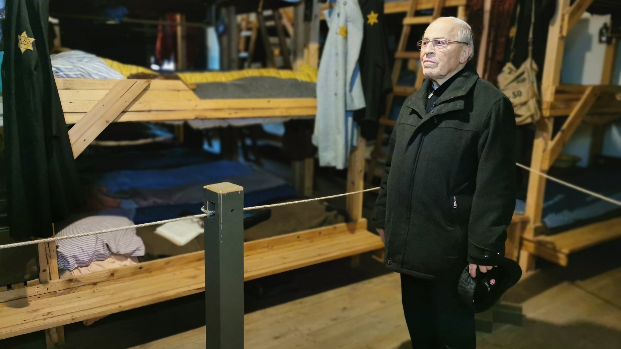 "Shalom Genossen - Juden in der DDR": Siegmund Rotstein steht in der Schlafbaracke des ehemaligen KZ Theresienstadt.
