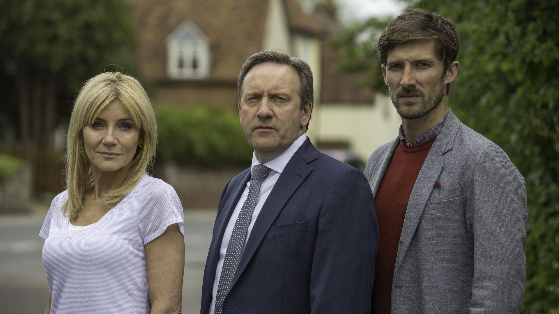 "Inspector Barnaby - Alles Böse kommt von oben": Nadine Campbell (Michelle Collins), Inspector Barnaby (Neil Dudgeon) und Sergeant Nelson (Gwilym Lee) stehen auf einer Wohnstraße und blicken in die Kamera.