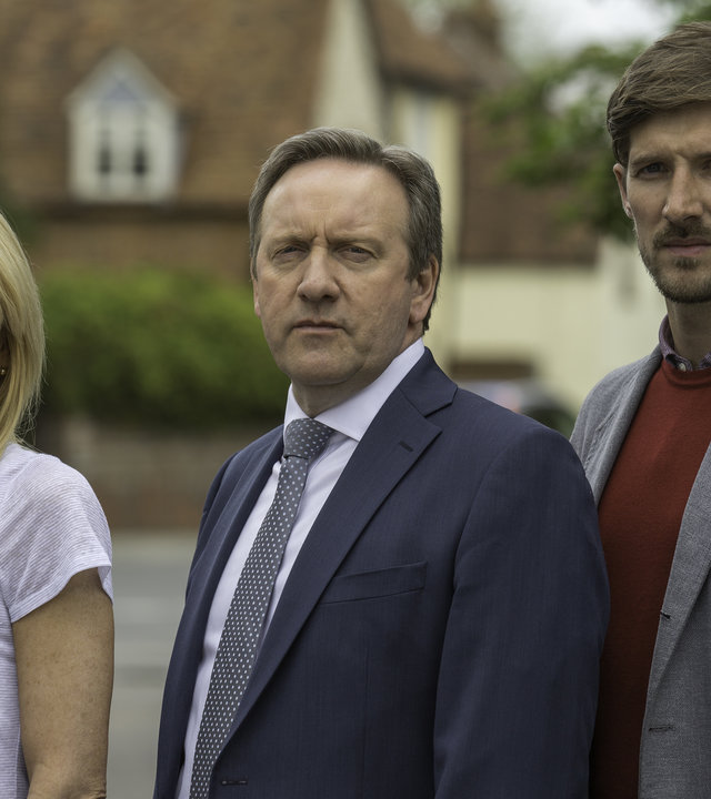 "Inspector Barnaby - Alles Böse kommt von oben": Nadine Campbell (Michelle Collins), Inspector Barnaby (Neil Dudgeon) und Sergeant Nelson (Gwilym Lee) stehen auf einer Wohnstraße und blicken in die Kamera.