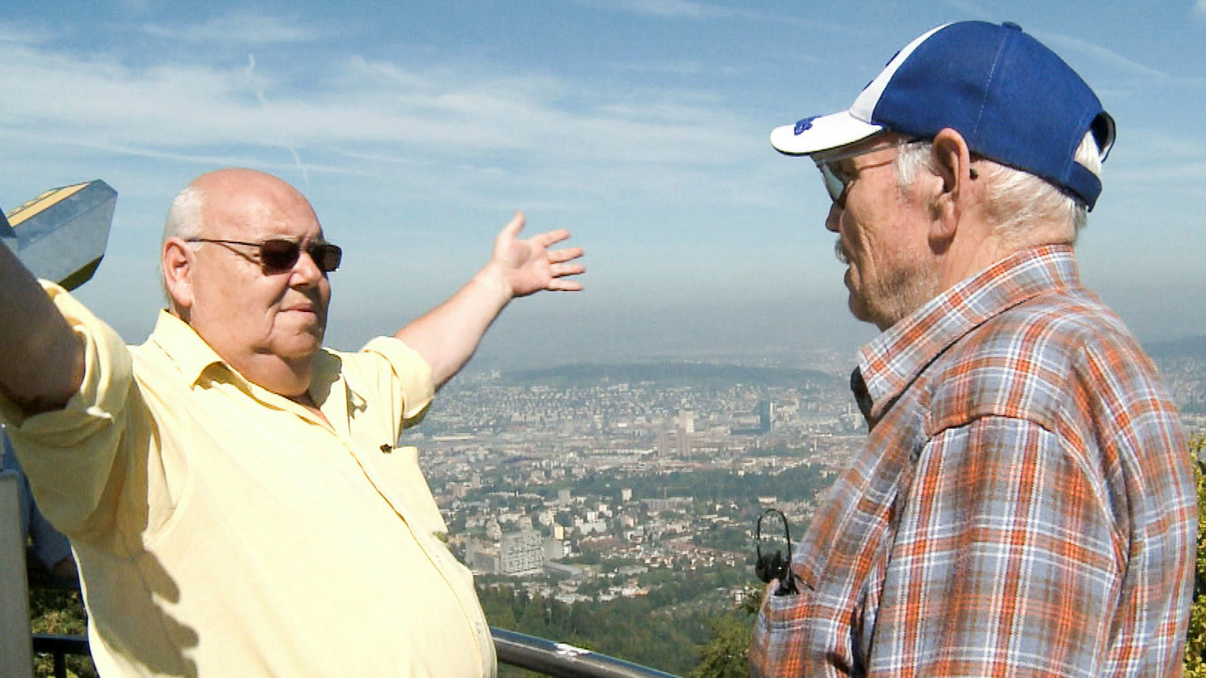 "Das Leben eines Betrügers": Zwei Personen stehen auf einem Aussichtsturm.