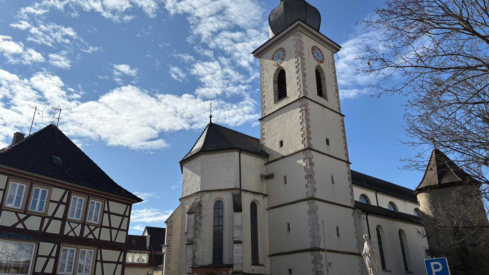 "Katholischer Gottesdienst - Pilgern - Mit der Sehnsucht unterwegs": Außenaufnahme der Pfarrkirche St. Jakobus der Ältere in Lauda-Königshofen