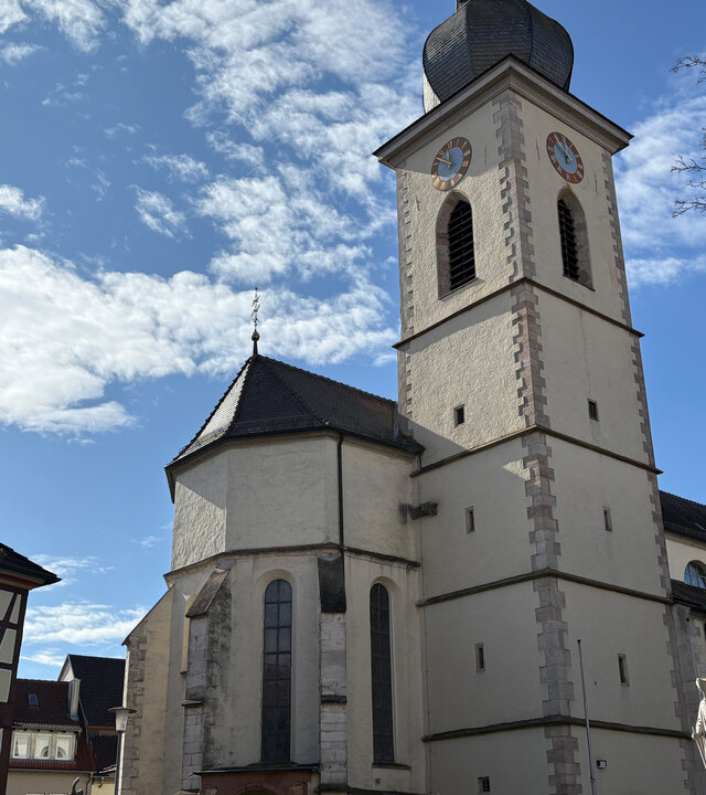 "Katholischer Gottesdienst - Pilgern - Mit der Sehnsucht unterwegs": Außenaufnahme der Pfarrkirche St. Jakobus der Ältere in Lauda-Königshofen