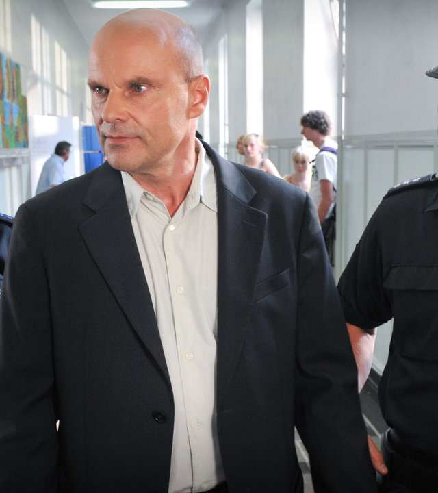 "Notruf Hafenkante - Risiken und Nebenwirkungen": Jule (Wolke Hegenbarth), Direktor Wiesenrath (Alexander Radszun) und Henning (Uwe Fellensiek) stehen auf einem Schulflur. Wiesenrath und Henning schauen in die gleiche Richtung, während Jule den Direktor ansieht.