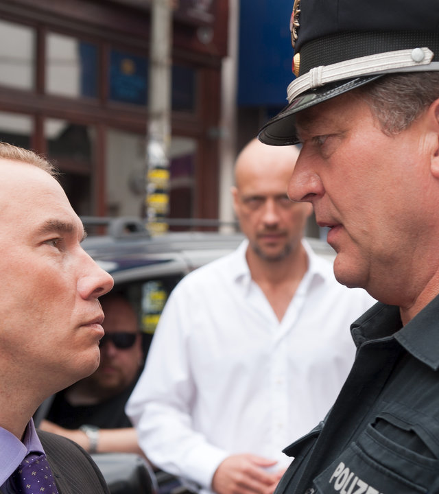 "Notruf Hafenkante - Die Zeugin": Hans (Bruno F. Apitz) spricht mit einem Gangster (Thomas Arnold, l.) und seinem Komplizen (Christian Koerner).