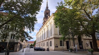 "Evangelischer Gottesdienst - Die Zeit ist jetzt": Außenansicht der Dreikönigskirche mit ihrem weithin sichtbaren Turm.