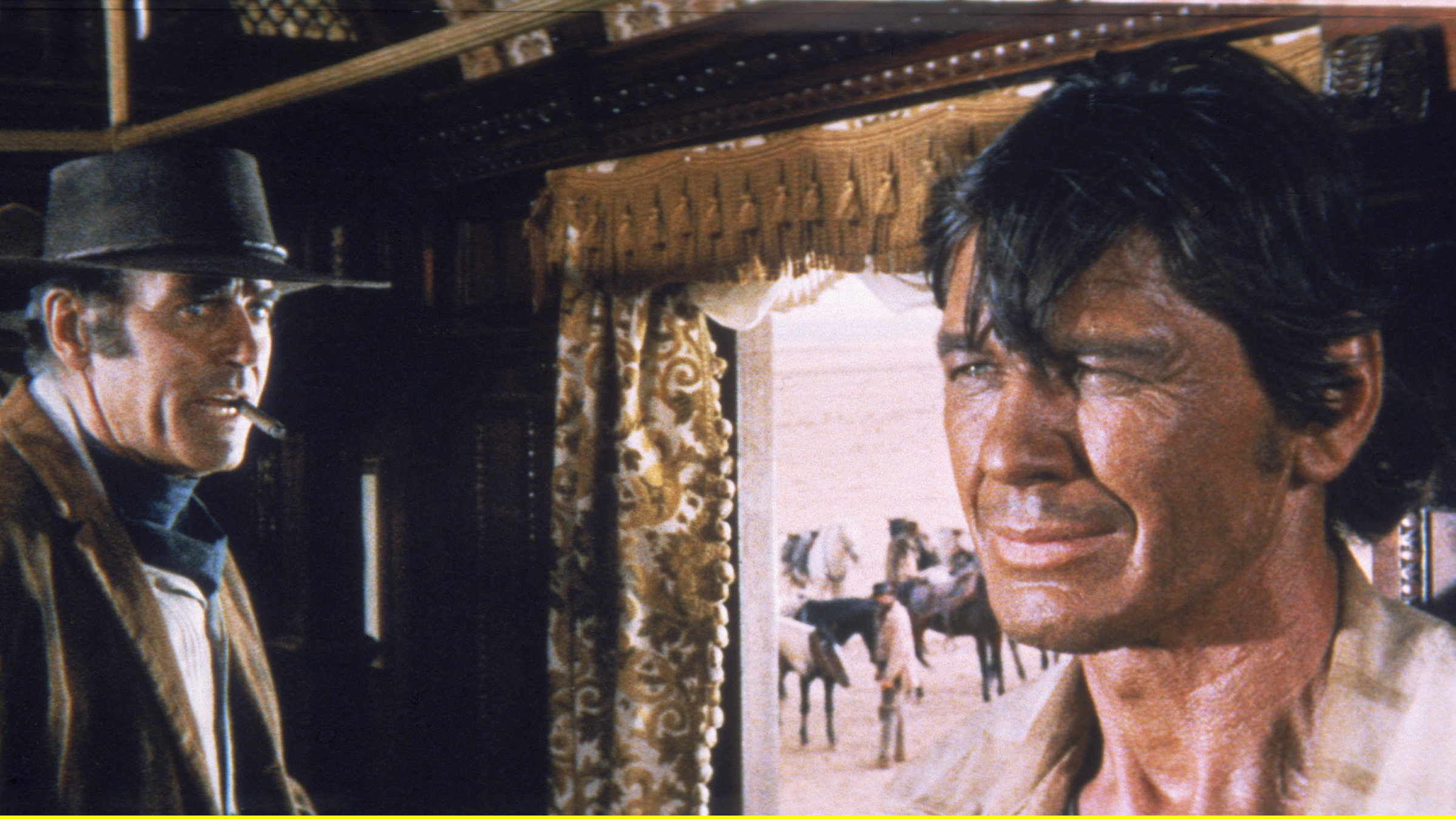 "Spiel mir das Lied vom Tod": Der Bandenchef Frank (Henry Fonda) weiß nicht, was „Mundharmonika“ (Charles Bronson, re.) von ihm möchte.