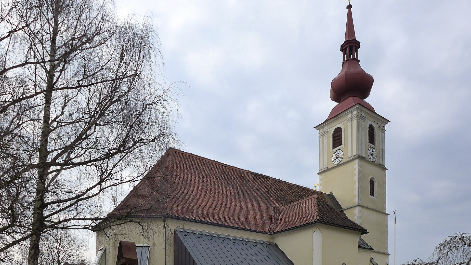 "Katholischer Gottesdienst - Hoffnung schenken durch gelebte Liebe": Außenansicht der Pfarrkirche St Peter in Graz.