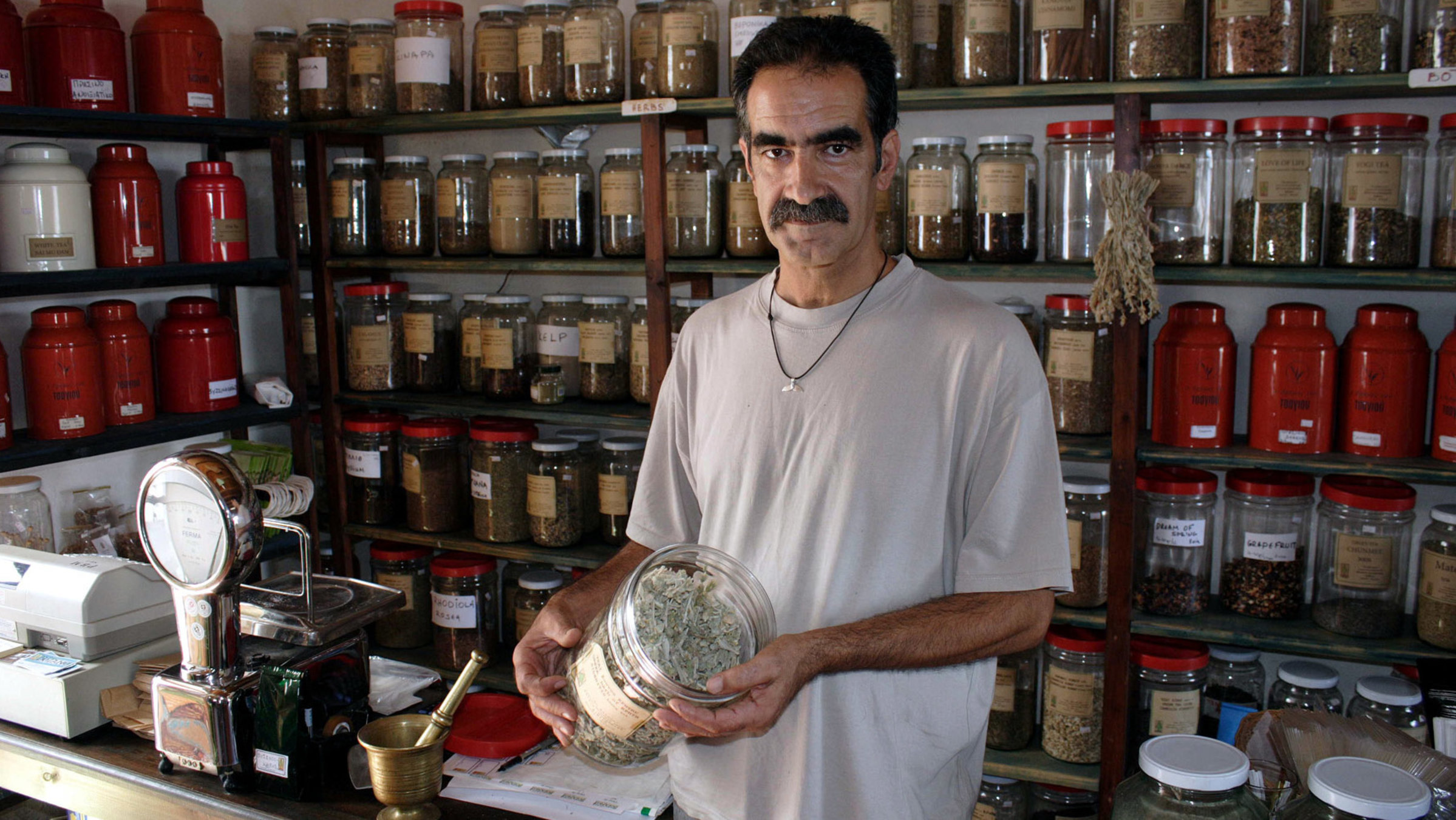"Zu Tisch auf ... Kreta": Der Kräuterspezialist Iannis Giannoytsos in seinem Gewürz- und Kräuterladen Botano im Dorf  Kouses/Südkreta.