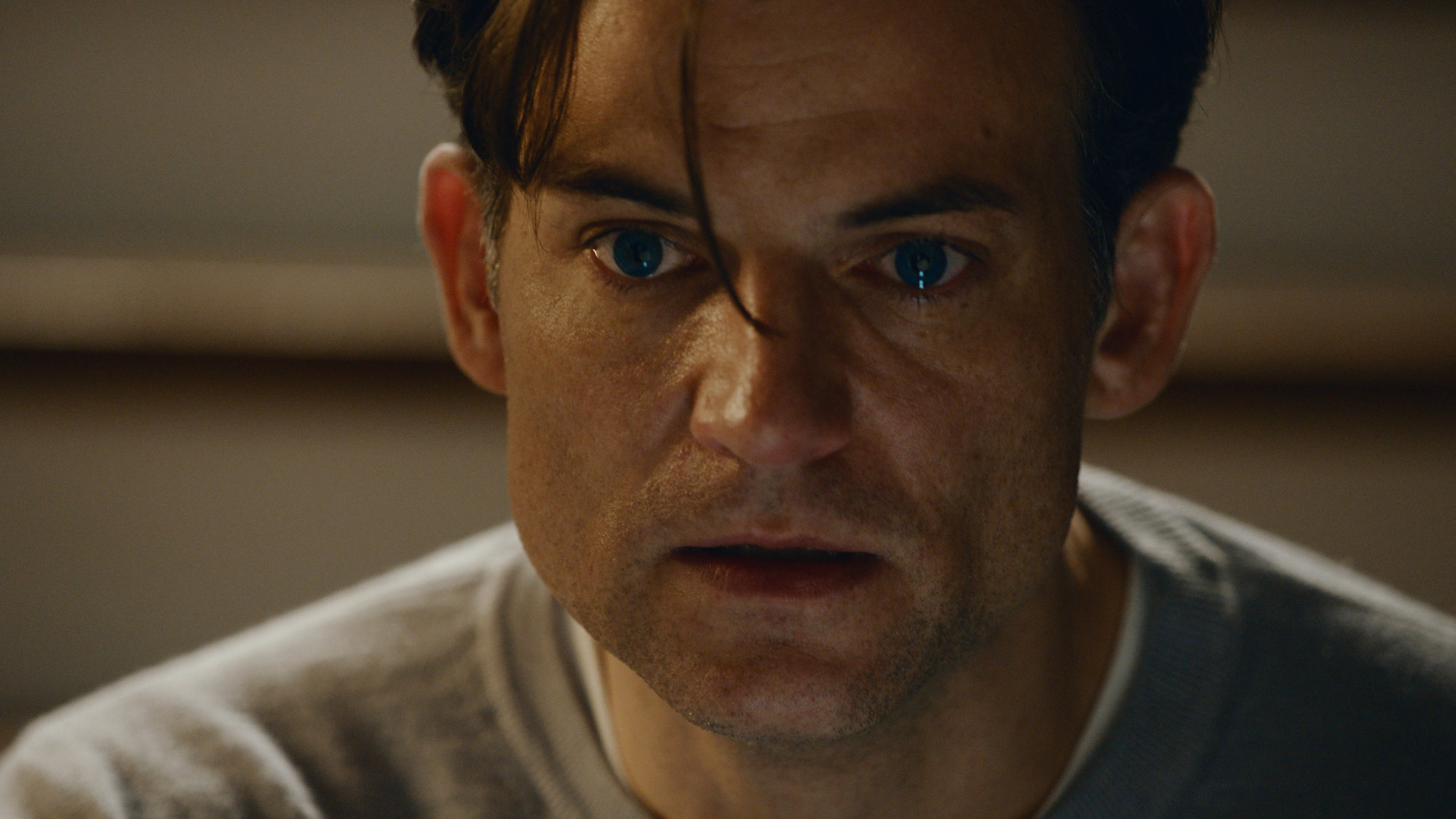 "Gestern waren wir noch Kinder (1)": Nahaufnahme. Peter Klettmann (Torben Liebrecht) hat Tränen in den Augen und starrt entsetzt ins Leere.