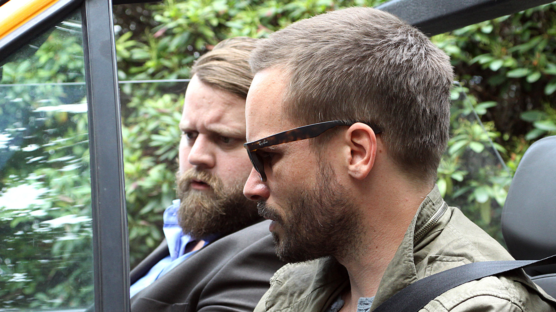 "Ein Fall für zwei - Gefahr hinter Gittern": Benni Hornberg (Antoine Monot, Jr., l.) und Leo Oswald (Wanja Mues) sitzen in einem offenen Auto.