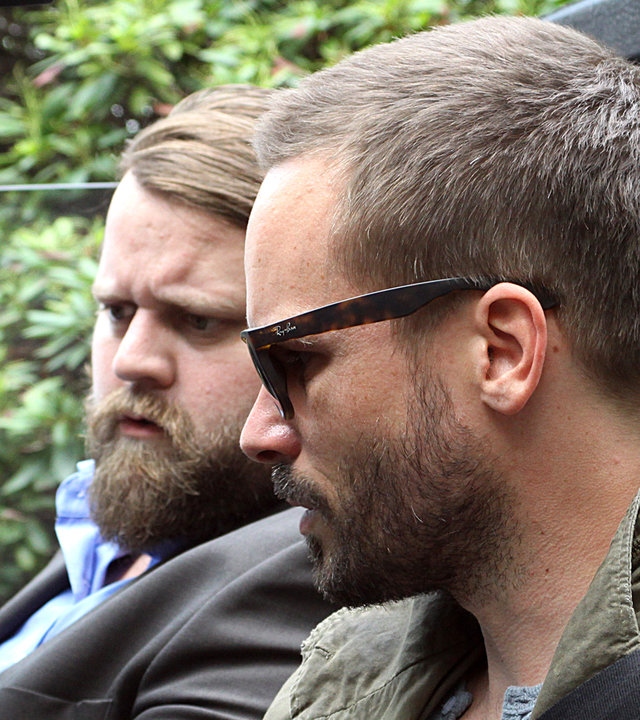 "Ein Fall für zwei - Gefahr hinter Gittern": Benni Hornberg (Antoine Monot, Jr., l.) und Leo Oswald (Wanja Mues) sitzen in einem offenen Auto.