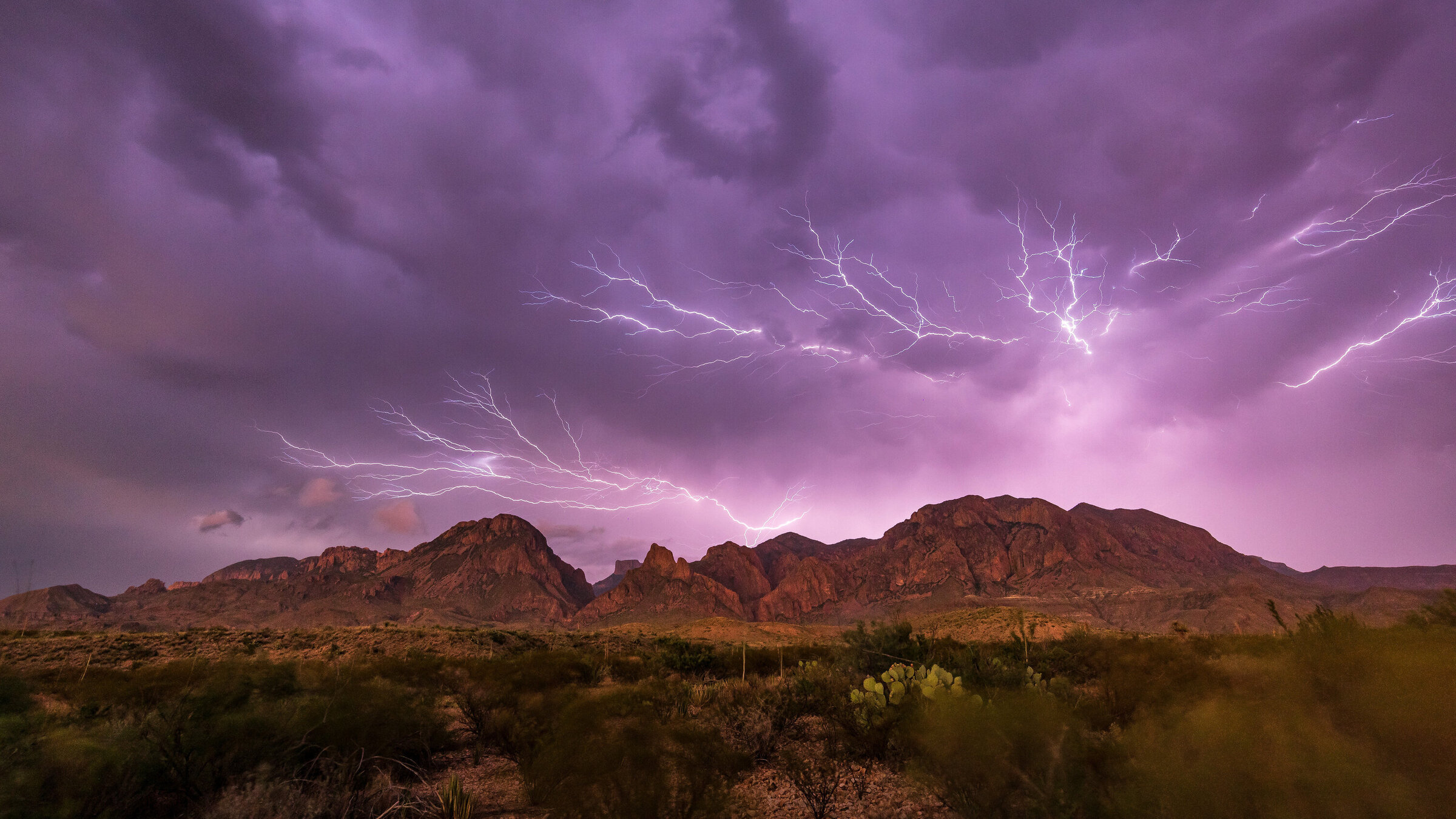 "Big Bend - Amerikas wildeste Grenze": Blitze über den "Chisos Mountains" im Nationalpark Big Bend.