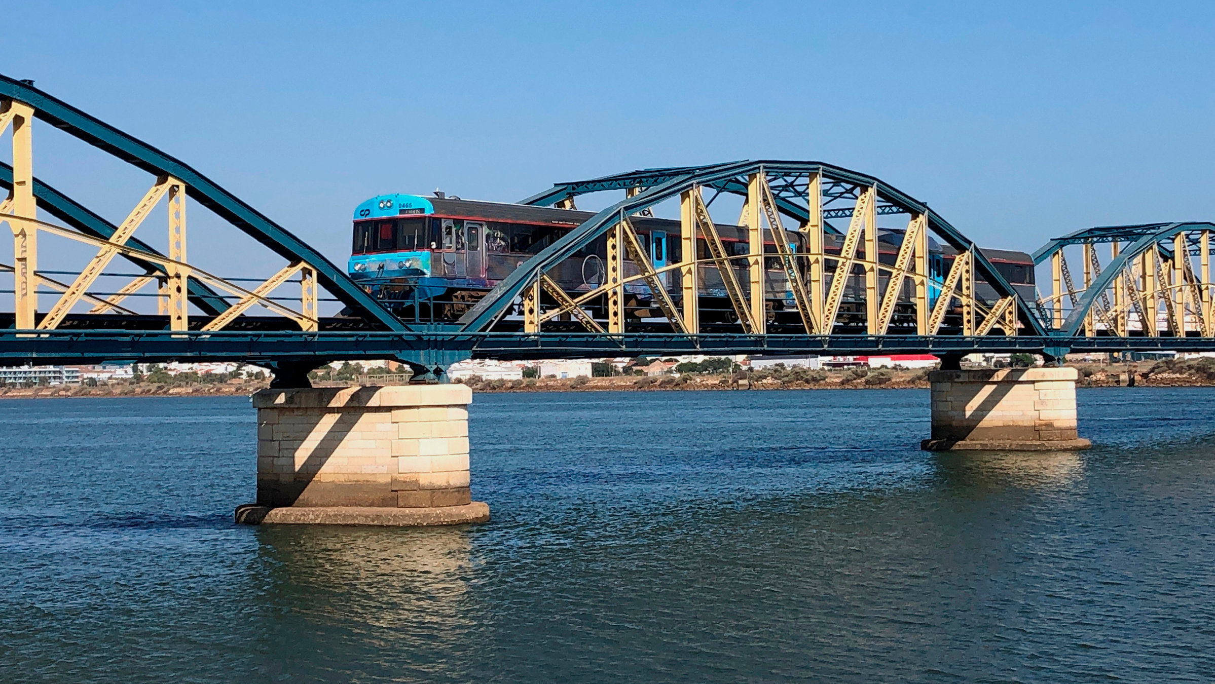 "An der Felsalgarve in Portugal - Der Zug und der Wind": Der Zug überquert den Fluss Arade bei Portimão.