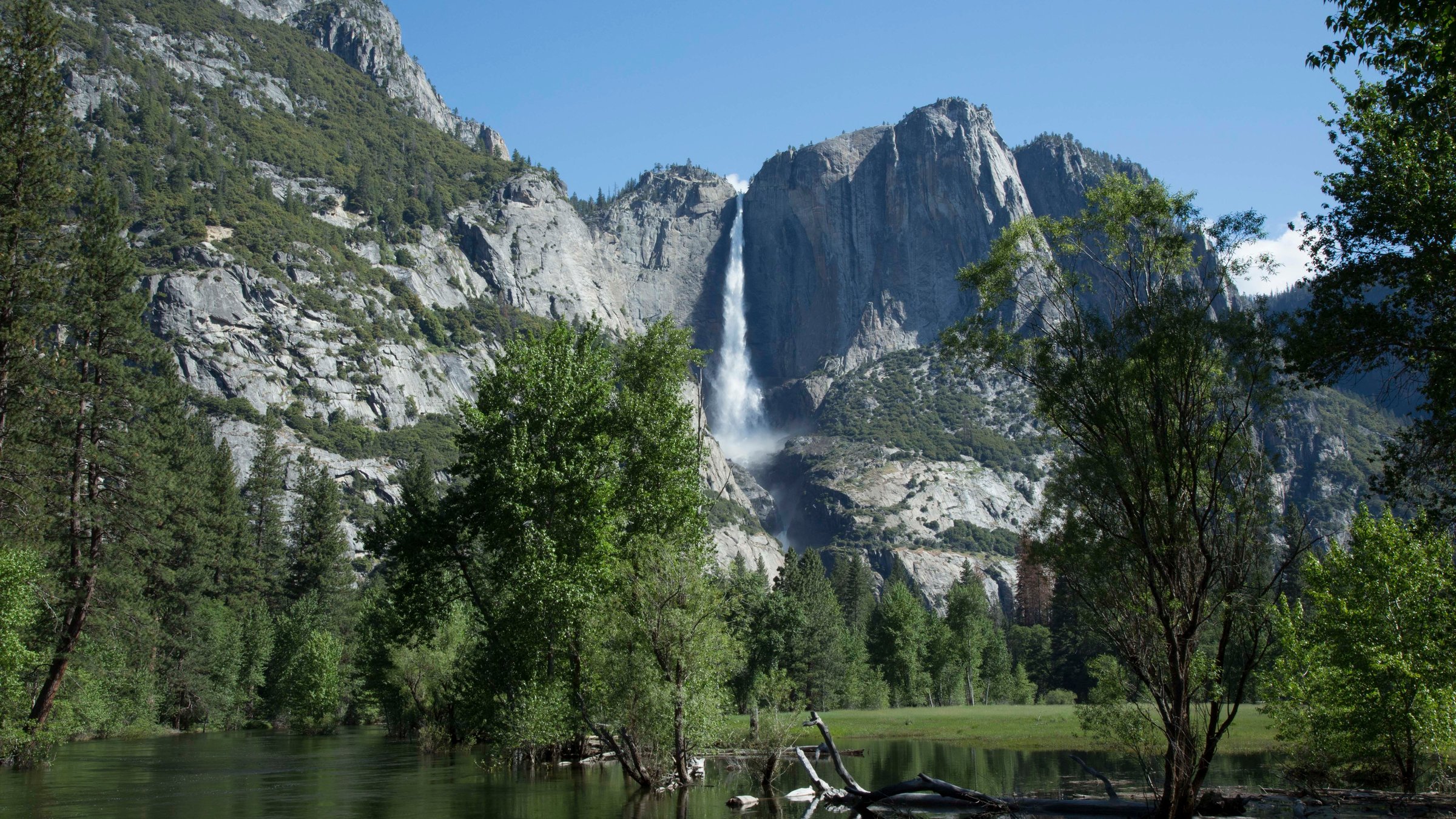 "Im Zauber der Wildnis - Ein kalifornischer Traum: Der Yosemite-Nationalpark": Blick in den Yosemite- Nationalpark mit Bergen, Wasserfall und Bäumen.