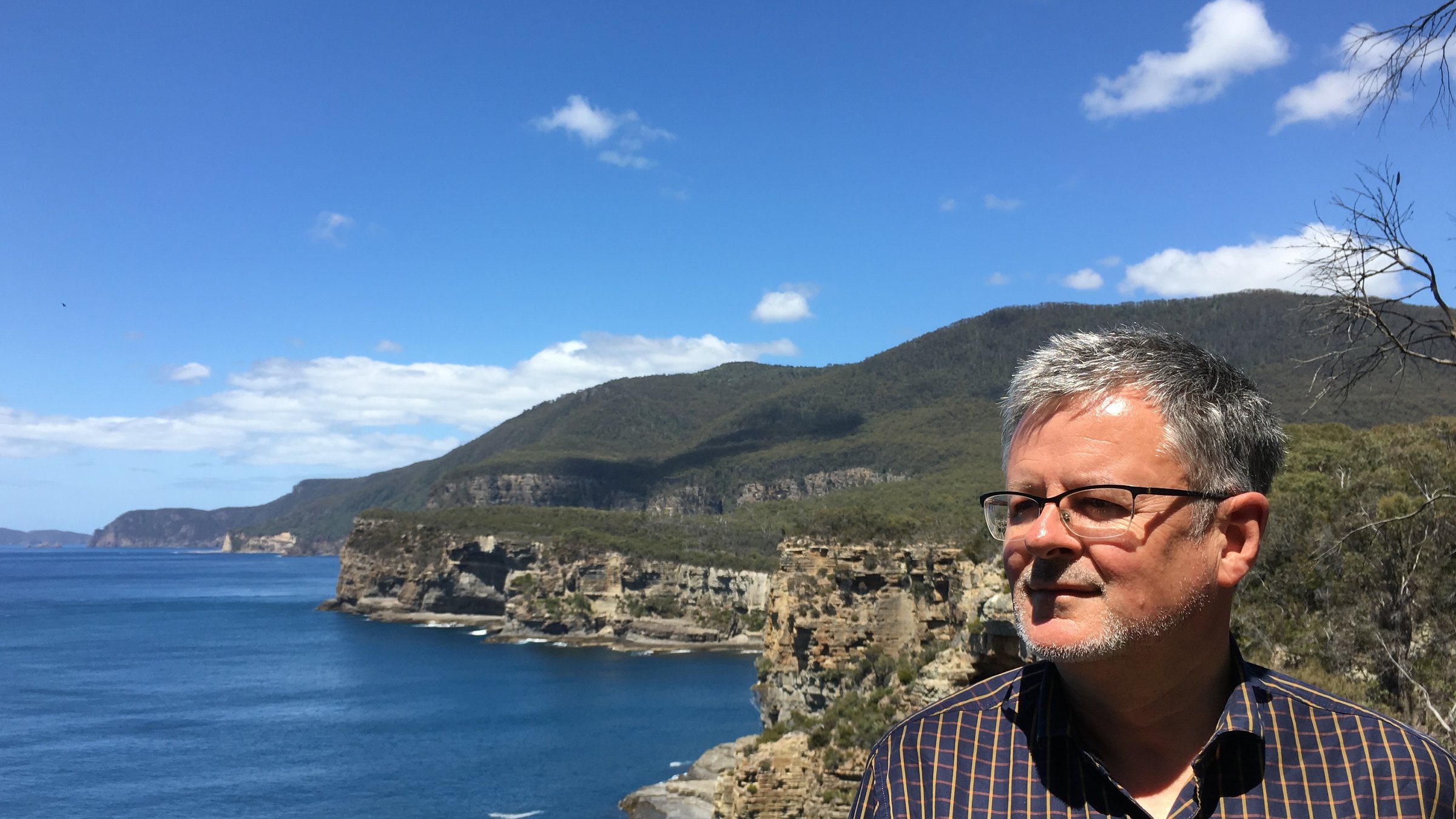 "Terra X: Australien-Saga - Von Menschen und Meer": Christopher Clark steht an der Steilküste Tasmaniens .