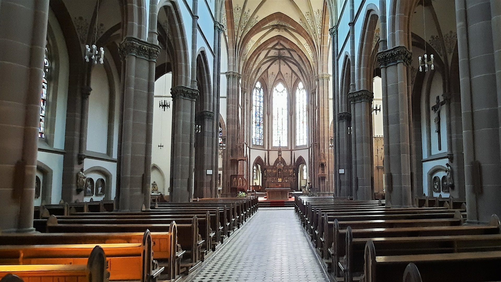 "Katholischer Gottesdienst zum Palmsonntag- Auftakt zur Heiligen Woche": Blick ins Innere und auf den Altar der Kirche Josef in Koblenz.