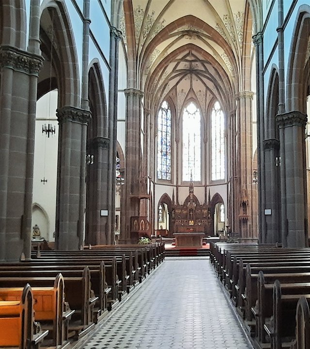 "Katholischer Gottesdienst zum Palmsonntag- Auftakt zur Heiligen Woche": Blick ins Innere und auf den Altar der Kirche Josef in Koblenz.