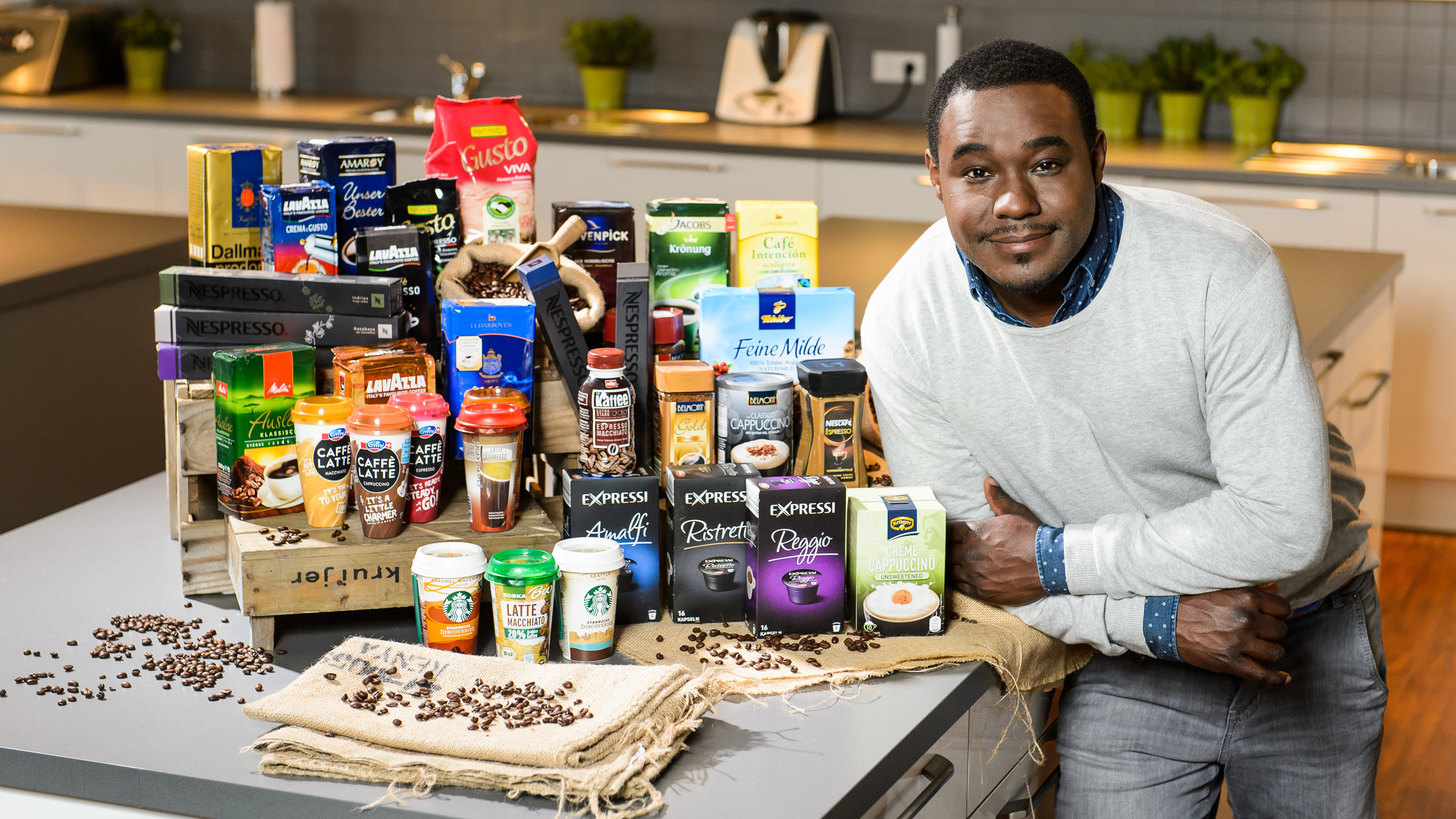 "ZDF.zeit: Wie gut ist unser Kaffee?": Nelson Müller vor diversen Kaffee-Produkten.