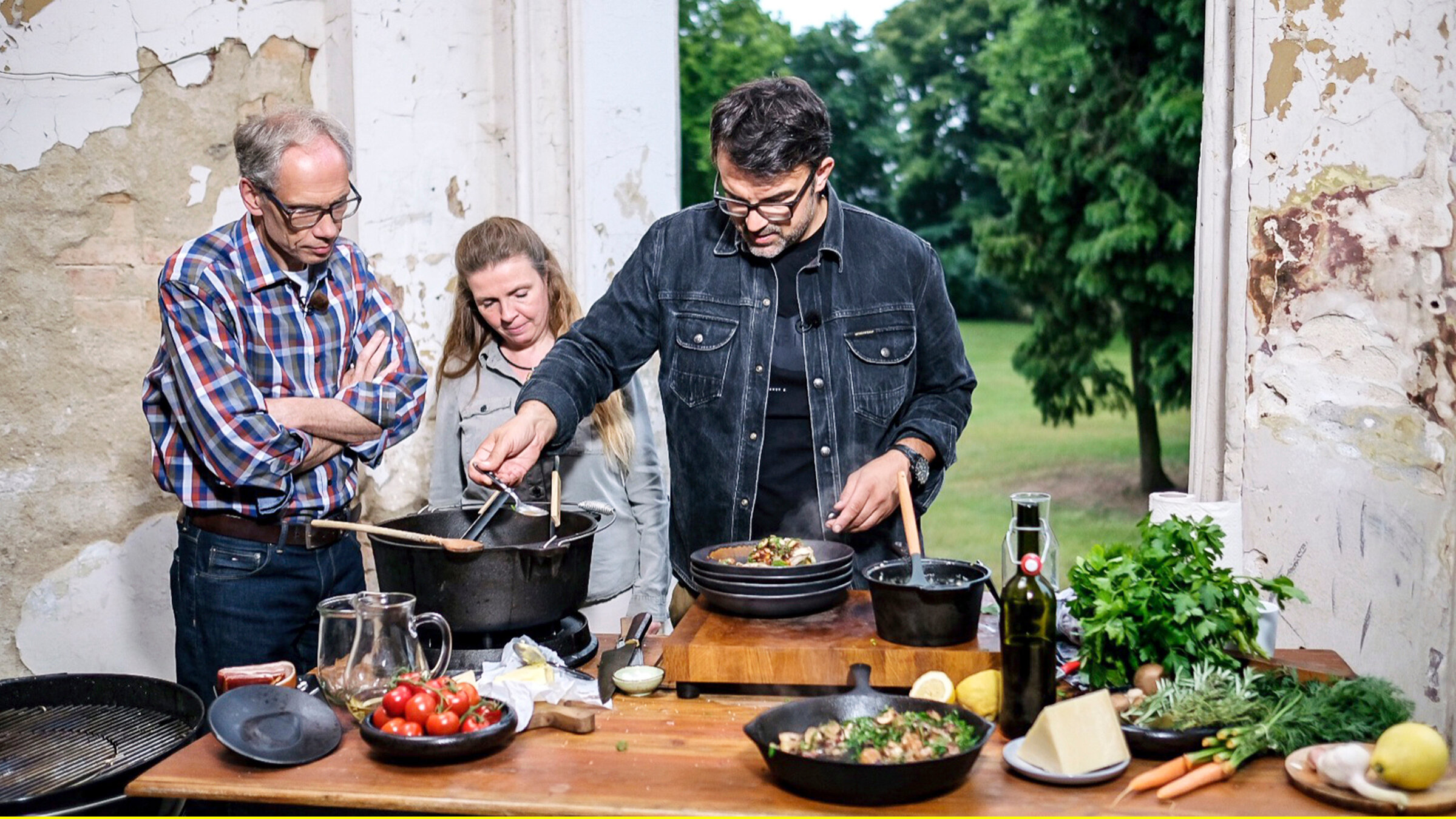 "Iss besser! - Tariks wilde Küche - 'Wardower Weidehühner'": Tarik und seine Gastgeber von Gut Wardow: Dr. Wolfgang Grimme (l.), Jutta von Kuick (Mitte).