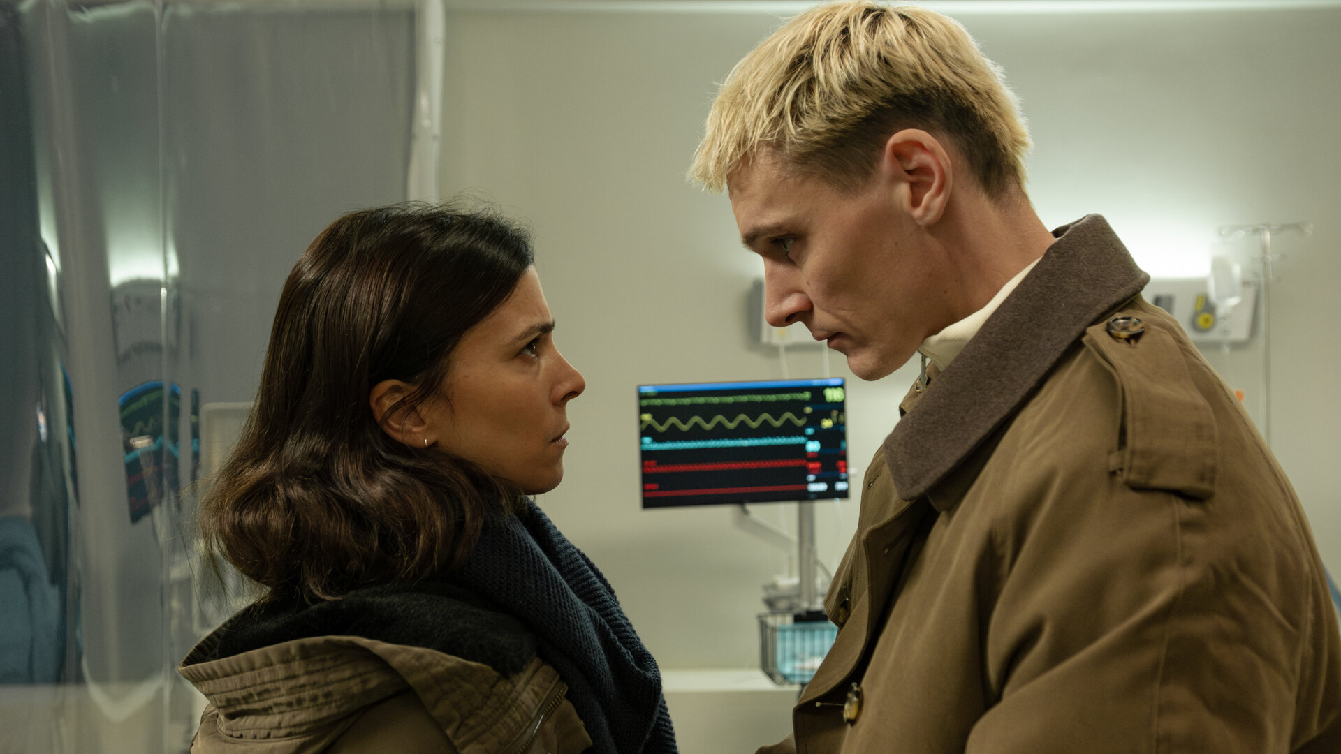 "Serial Cleaner - Doppeltes Spiel": Teri Marquard (Aylin Tezel) und Christian Karanz (Rick Okon) stehen sich in einem Krankenzimmer im Krankenhaus gegenüber und sehen sich erst an.