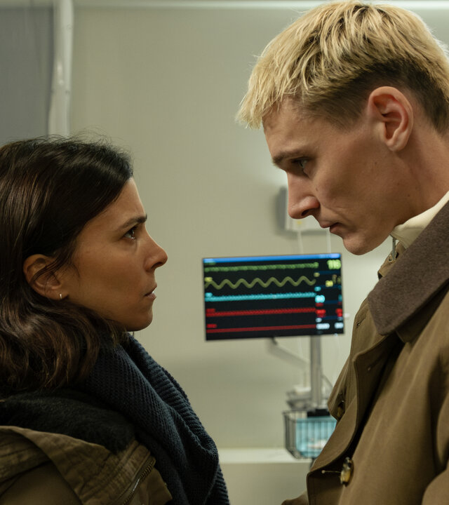 "Serial Cleaner - Doppeltes Spiel": Teri Marquard (Aylin Tezel) und Christian Karanz (Rick Okon) stehen sich in einem Krankenzimmer im Krankenhaus gegenüber und sehen sich erst an.