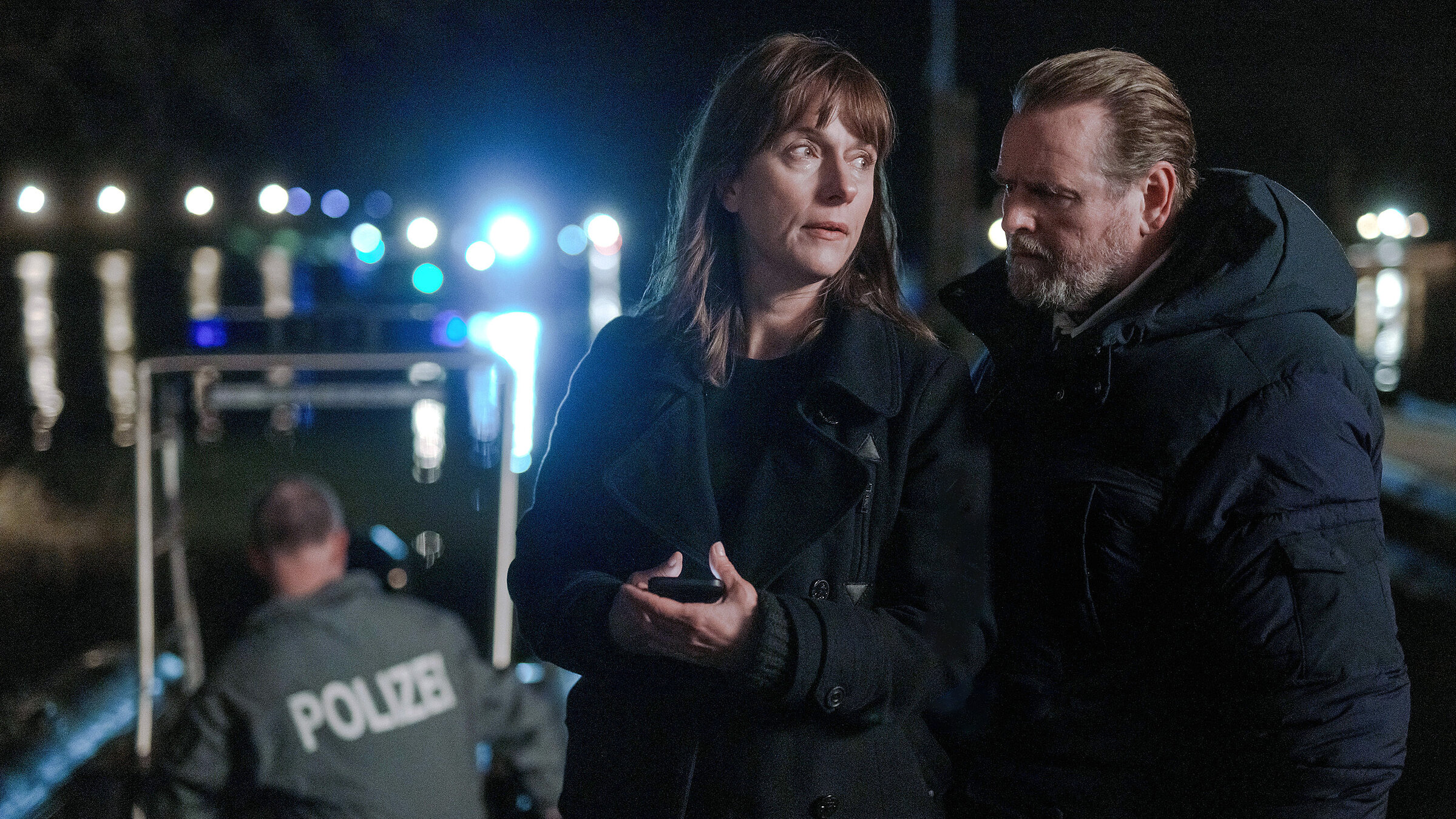 "Polizeiruf 110: Ronny": Brasch (Claudia Michelsen) und Lemp (Felix Vörtler) am Fundort von Ronnys Fahrrad, das von Tauchern geborgen wurde.