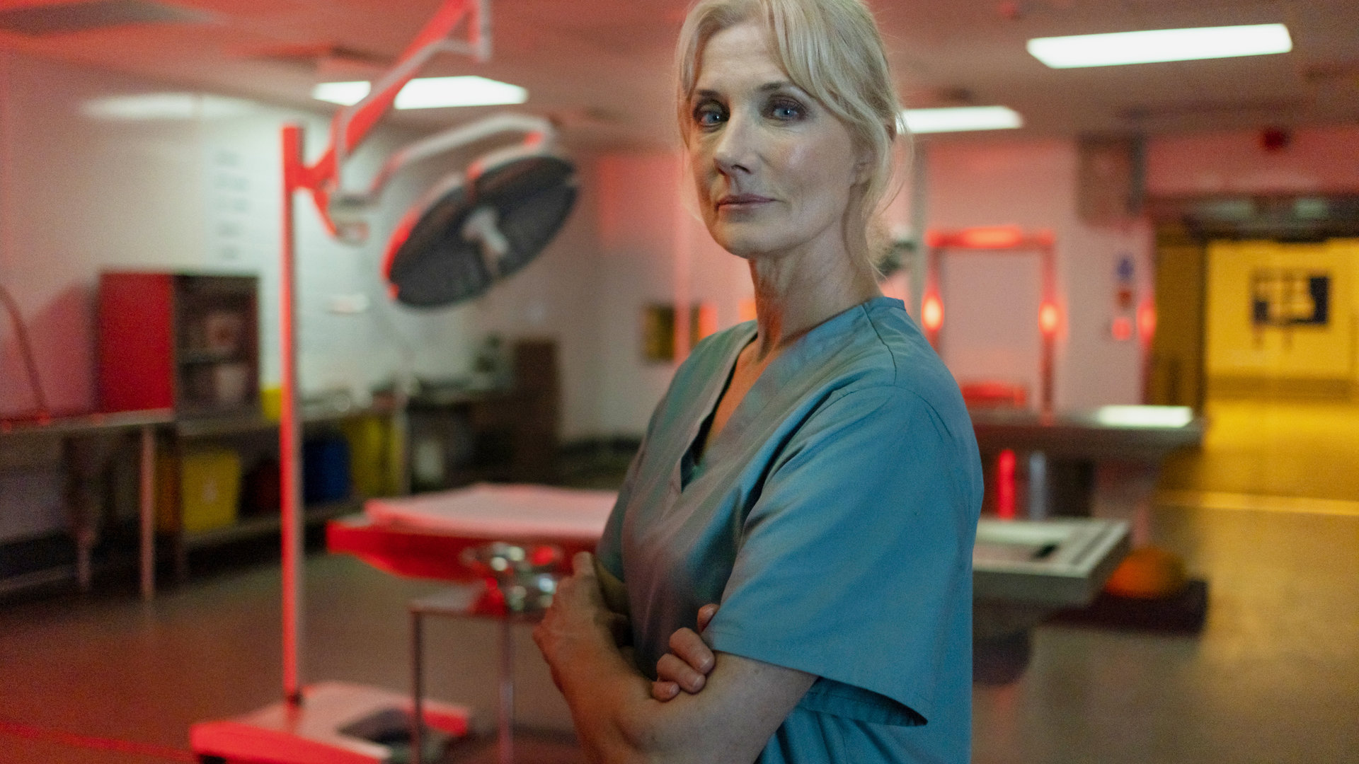 "Suspect - Folge 2: Jackie": Nahaufnahme der Gerichtsmedizinerin Jackie (Joely Richardson), die in einem Raum der Pathologie steht und in die Kamera schaut.
