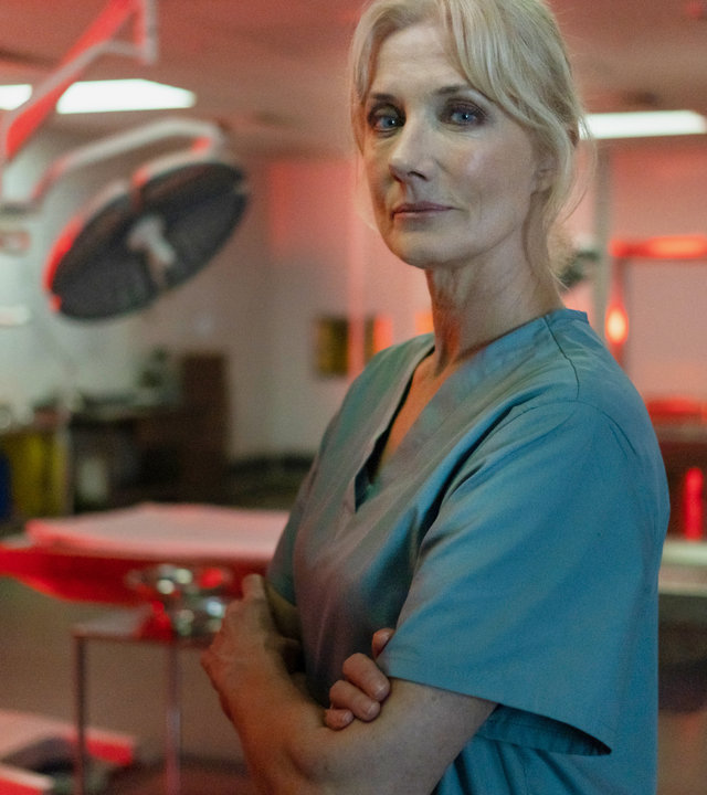 "Suspect - Folge 2: Jackie": Nahaufnahme der Gerichtsmedizinerin Jackie (Joely Richardson), die in einem Raum der Pathologie steht und in die Kamera schaut.