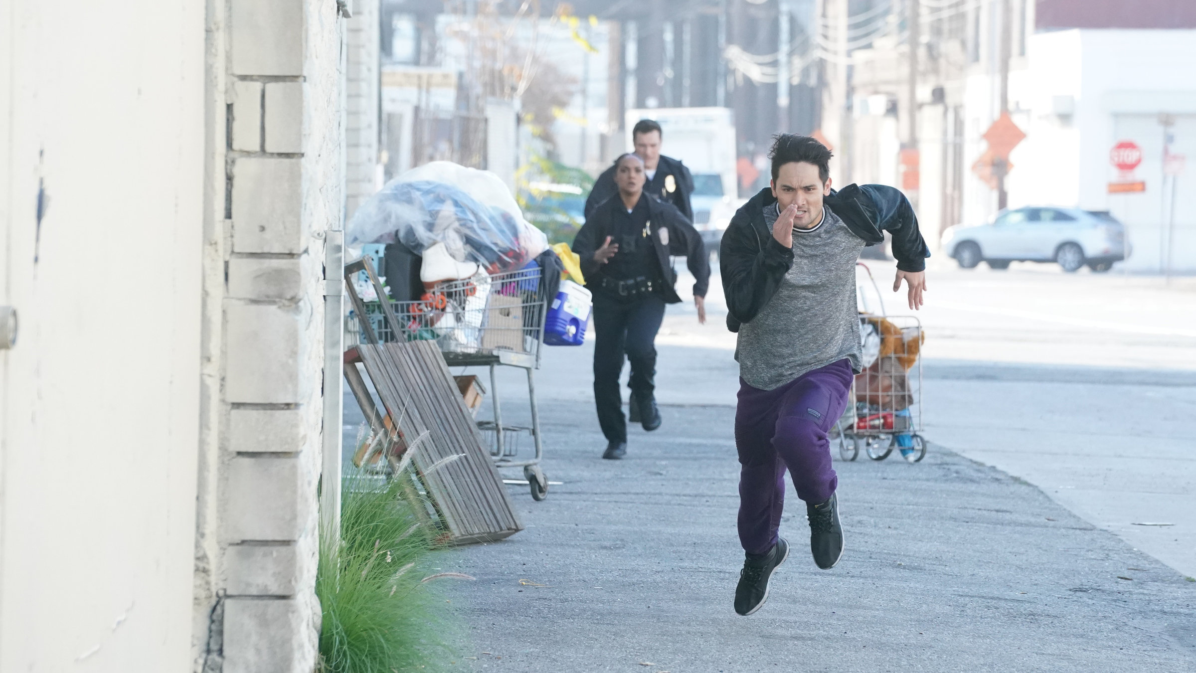 "The Rookie - Opfer": John Nolan (Nathan Fillion) und Lucy Chen (Melissa O´Neil) rennen dem Tatverdächtigen Cheetah (Chris Cortez) hinterher.
