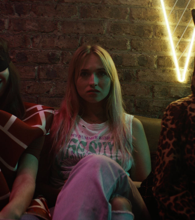 "Derby Girl - Jetzt erst recht": Lola (Chloé Jouannet), Absinthe (Suzanne De Baecque) und MJ (Salomé Diénis Meulien) sitzen gemeinsam auf einer Couch in einem dunkeln Keller. Während Absinthe und MJ ein Kostüm tragen, sitzt Lola ohne Verkleidung zwischen den beiden und schaut entmutigt drein.