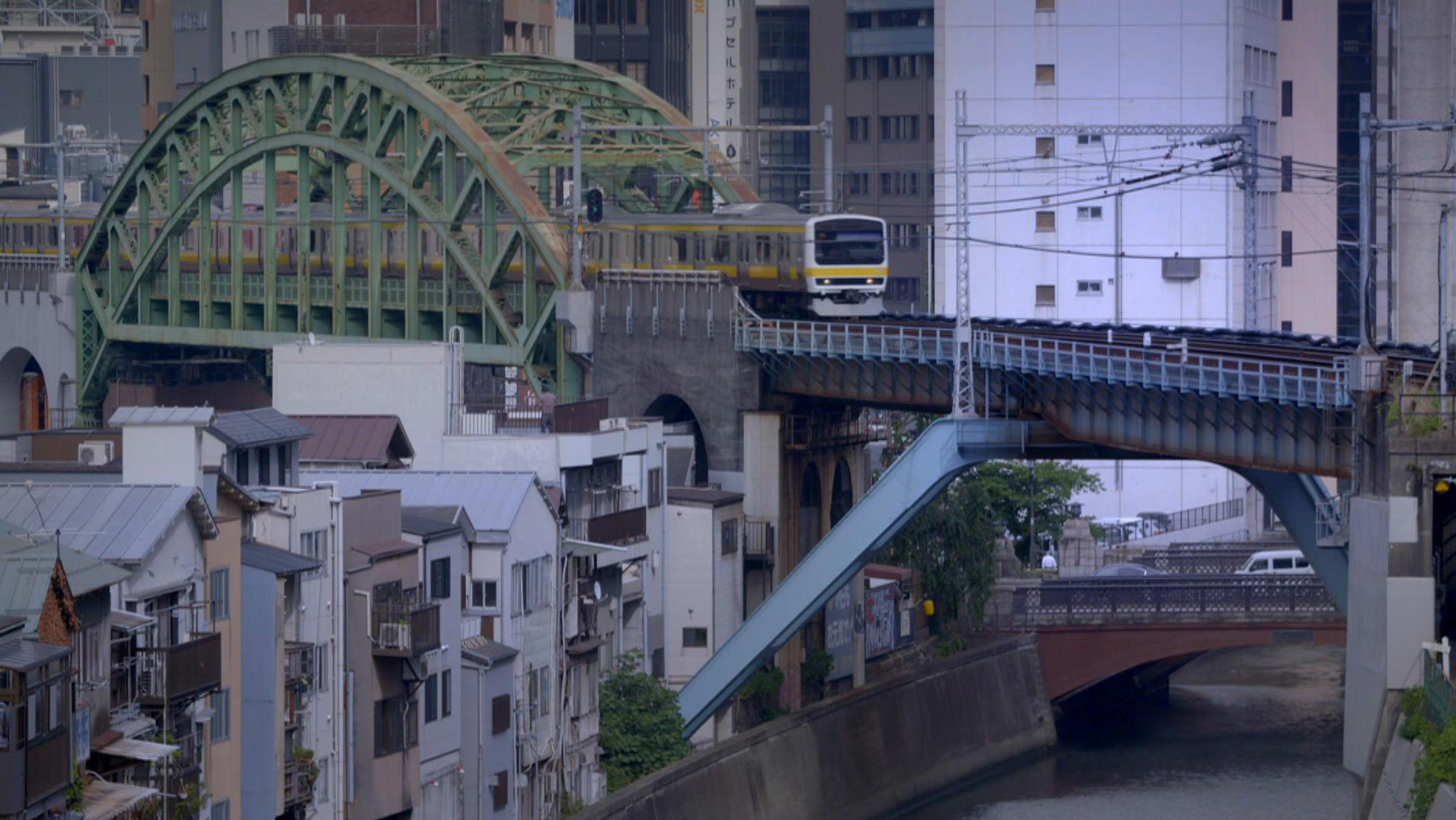 "Mit dem Zug durch Japan": Zug auf einer Brücke in der Stadt