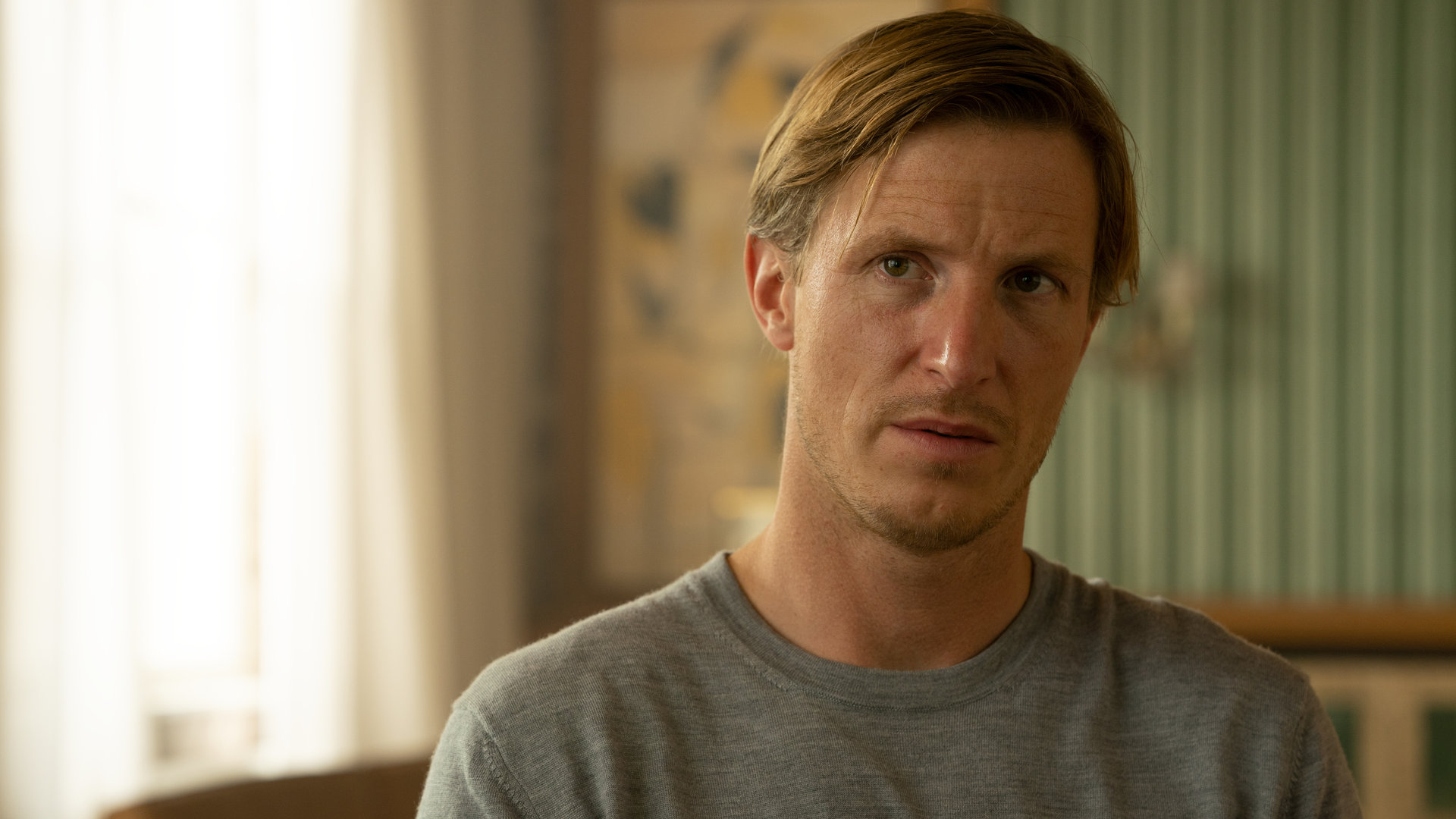 "Am Ende - Die Macht der Kränkung - David": David (Golo Euler) sitzt vor der Kamera und blickt seitlich in die Ferne.